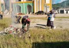 Babinsa kodim Mamasa Bersama Warga Gotong Royong Bersihkan Lingkungan